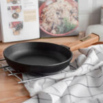 Ø24cm 47mm hoch Gusseisenpfanne Gußeisenpfanne mit Holzgriff und Deckel-Bratpfanne aus Gusseisen