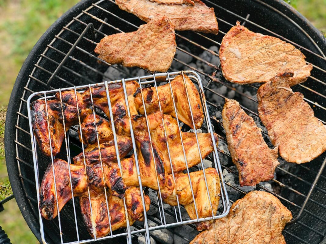 5 praktischsten Grill Zubehör, die Ihren BBQ noch besser machen - Utschak mit Kasan, Kasan mit Deckel, Gusseisenpfanne, Gusseisen Topf, Pfannkuchenpfanne