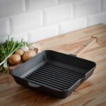 Grillpfanne 28 / 26 cm Gusseisen Holzgriff Bratpfanne Pfanne Feuerpfanne Induktion