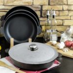 Ø28cm Gusseisenpfanne mit Aluminiumdeckel Bräter Schmortopf aus Gusseisen zwei Griffe Servierpfanne