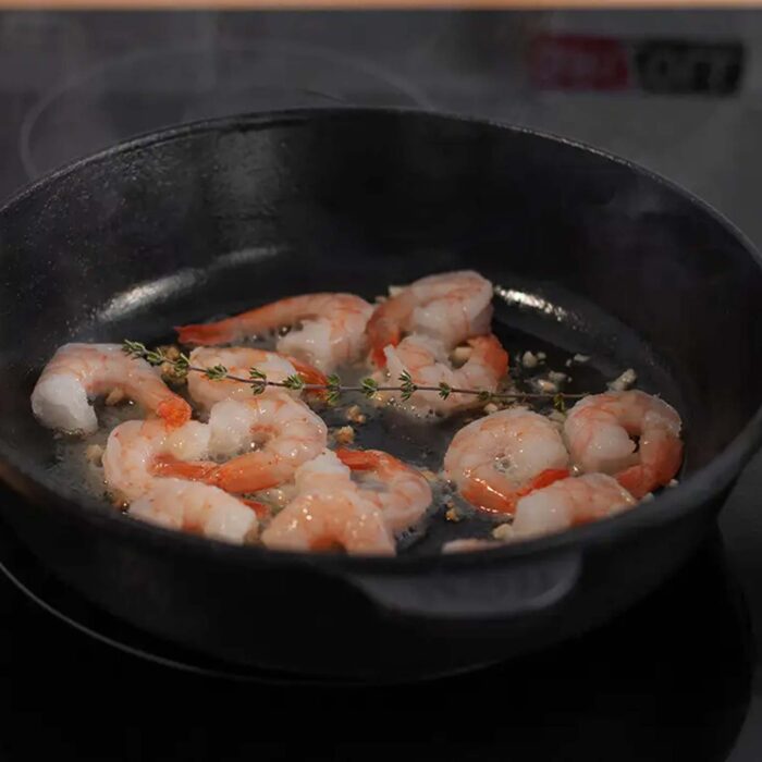 Ø28cm Gusseisenpfanne mit Aluminiumdeckel Bräter Schmortopf aus Gusseisen zwei Griffe Servierpfanne