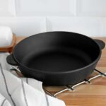 set000849_14_Gusseisenpfanne_Deckel-Bratpfanne_Gusseisen_Brater_Schmortopf_zwei_Griffe_Servierpfanne_kaufen