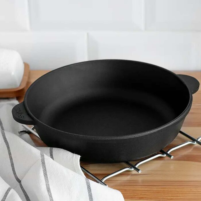 set000849_14_Gusseisenpfanne_Deckel-Bratpfanne_Gusseisen_Brater_Schmortopf_zwei_Griffe_Servierpfanne_kaufen